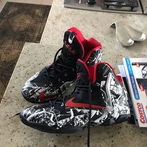 Nike Lebron 11 red very new 9.5